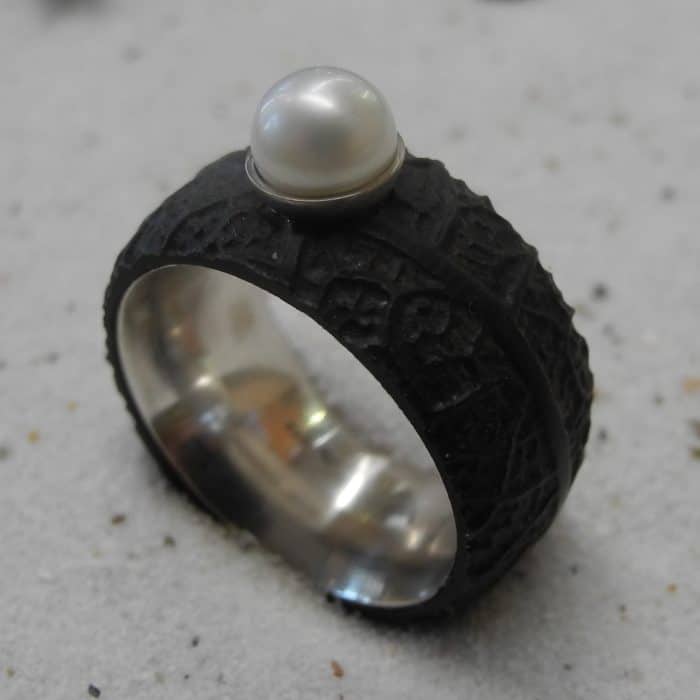 Blattader_Palisanderholz_Unikatring_Naturstruktur_Grenadill_750-Weissgold_Suesswasserzuchtperle_Goldschmiede_kleineRheinperle_Basel Blattader_Palisanderholz_Unikatring_Naturstruktur_Grenadill_750-Weissgold_Suesswasserzuchtperle_Goldschmiede_kleineRheinperle_Basel