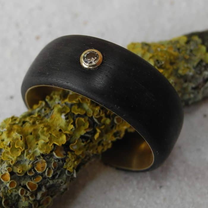 Palisanderholz_Unikatring_Grenadill_750-Gelbgold_Brillant_Goldschmiede_kleineRheinperle_Basel Palisanderholz_Unikatring_Grenadill_750-Gelbgold_Brillant_Goldschmiede_kleineRheinperle_Basel