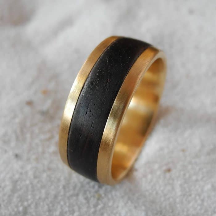 Palisanderholz_Unikatring_Grenadill_750-Gelbgold_Goldschmiede_kleineRheinperle_Basel Palisanderholz_Unikatring_Grenadill_750-Gelbgold_Goldschmiede_kleineRheinperle_Basel