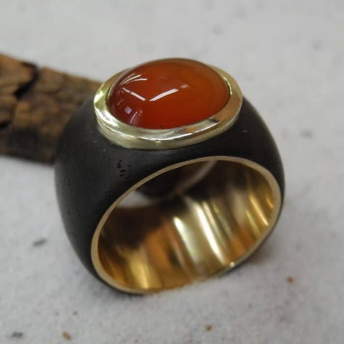 Palisanderholz_Unikatring_Grenadill_750-Gelbgold_Karneol_Goldschmiede_kleineRheinperle_Basel Palisanderholz_Unikatring_Grenadill_750-Gelbgold_Karneol_Goldschmiede_kleineRheinperle_Basel