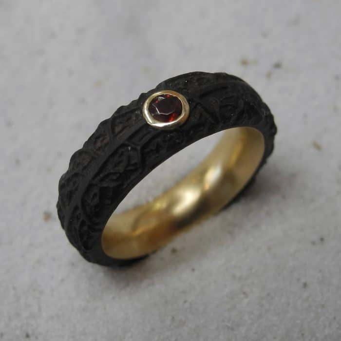 Palisanderholz_Unikatring_Grenadill_750-Gelbgold_Turmalin_Goldschmiede_kleineRheinperle_Basel Palisanderholz_Unikatring_Grenadill_750-Gelbgold_Turmalin_Goldschmiede_kleineRheinperle_Basel