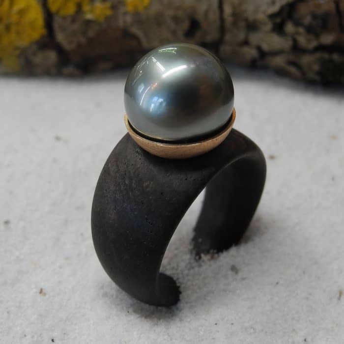 Palisanderholz_Unikatring_Grenadill_750-Rotgold_Tahitizuchtperle_Goldschmiede_kleineRheinperle_Basel Palisanderholz_Unikatring_Grenadill_750-Rotgold_Tahitizuchtperle_Goldschmiede_kleineRheinperle_Basel